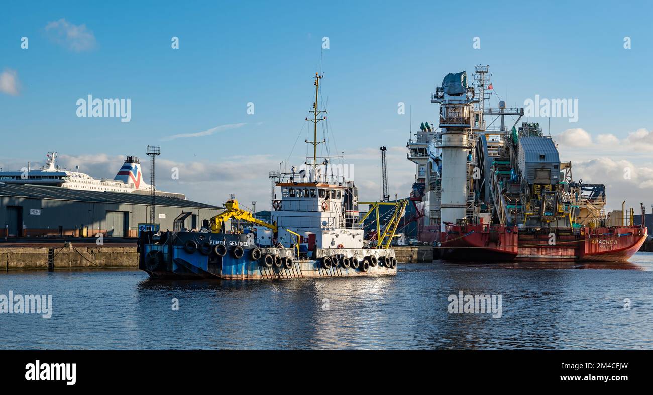 La nave di servizio Forth Sentinel che draga Leith Harbour, Edimburgo, Scozia, Regno Unito Foto Stock