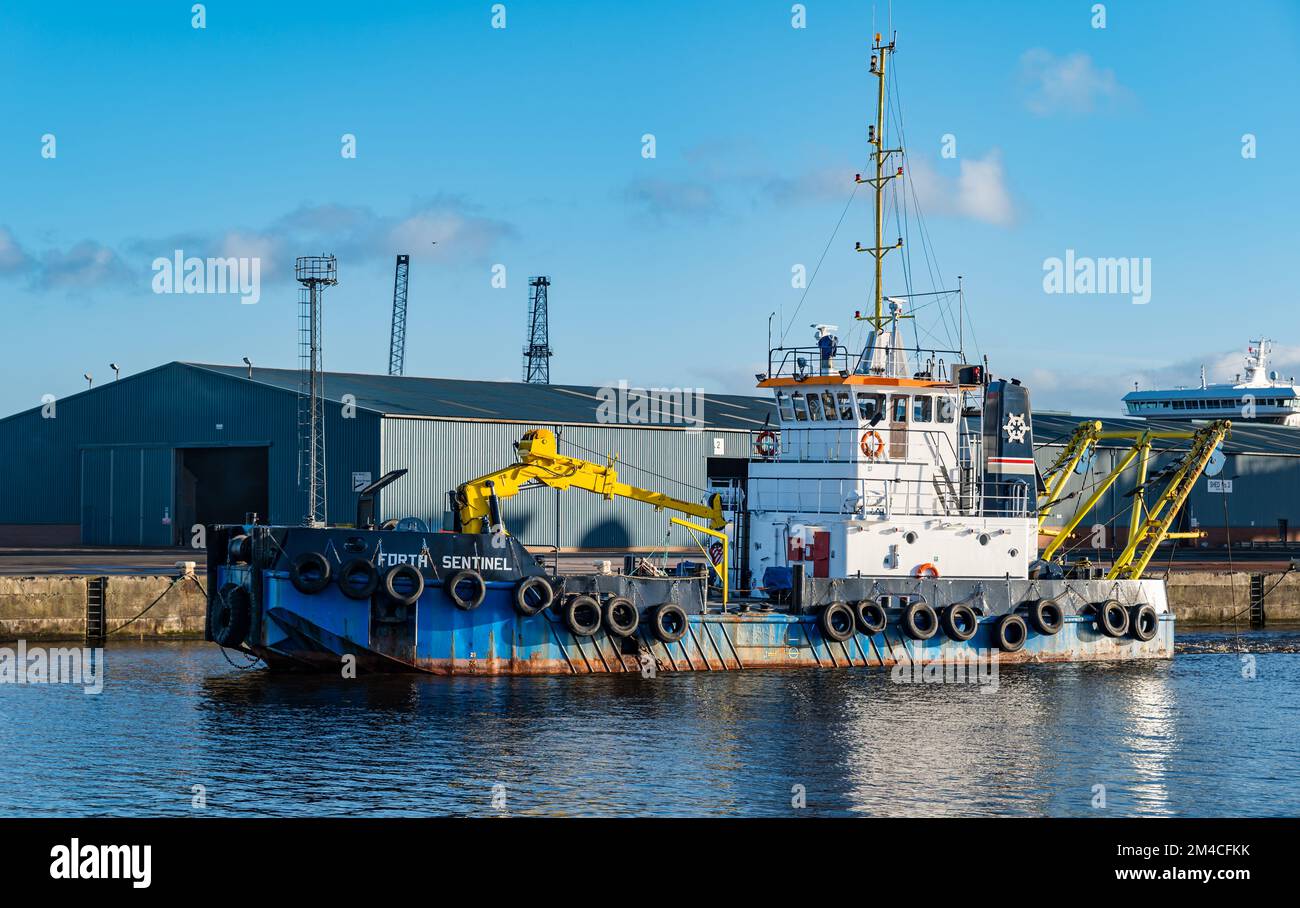 La nave di servizio Forth Sentinel che draga Leith Harbour, Edimburgo, Scozia, Regno Unito Foto Stock