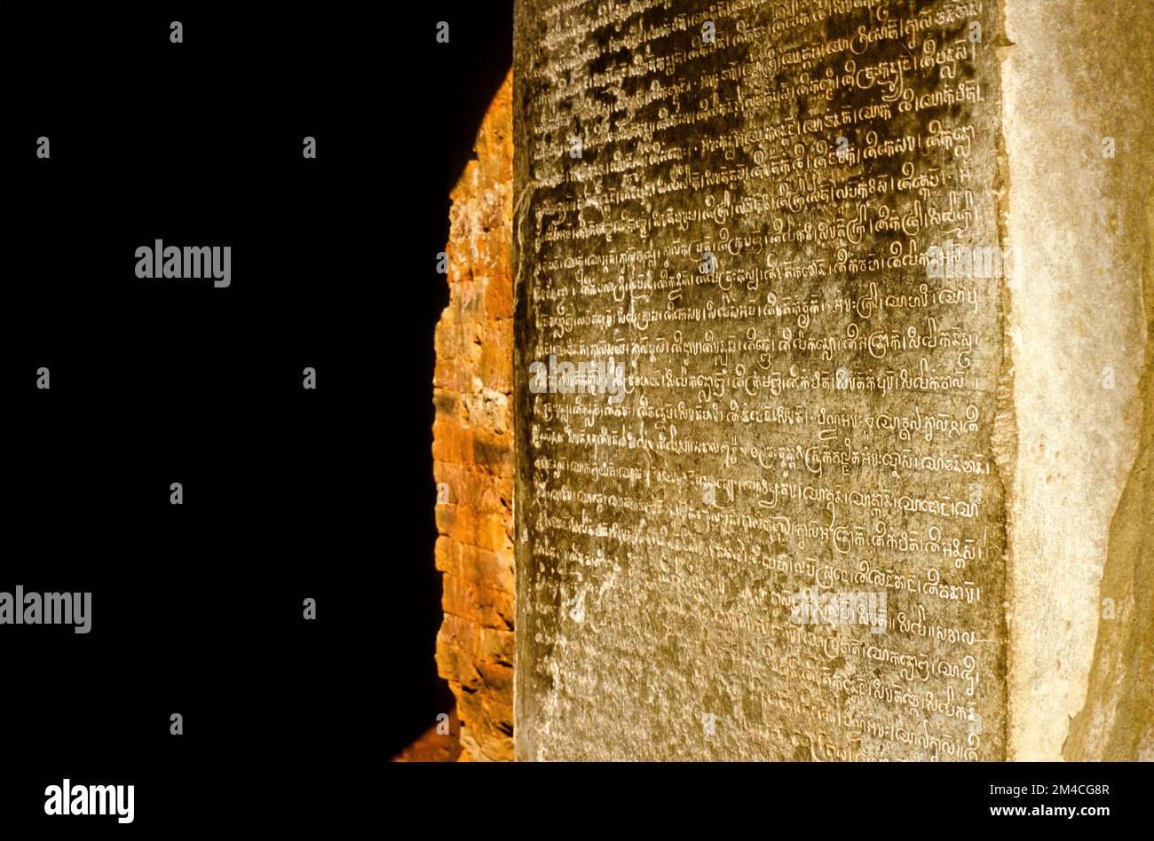 Preah Ko, vecchie Scritture alle mura Foto Stock