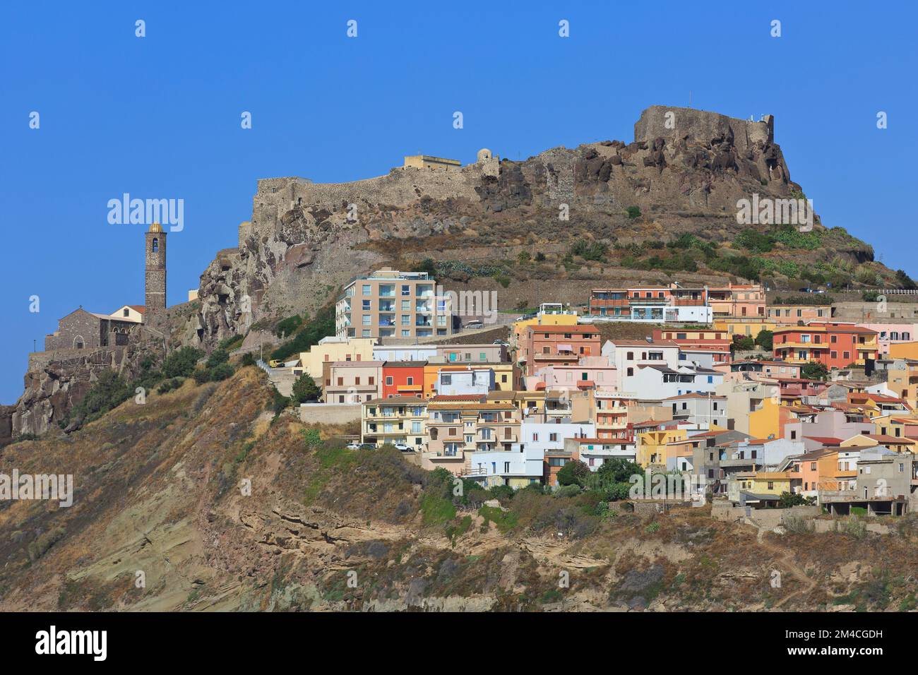 Una vista panoramica sul castello medievale, sulla cattedrale e sulle case colorate di Castelsardo (provincia di Sassari) sull'isola di Sardegna Foto Stock