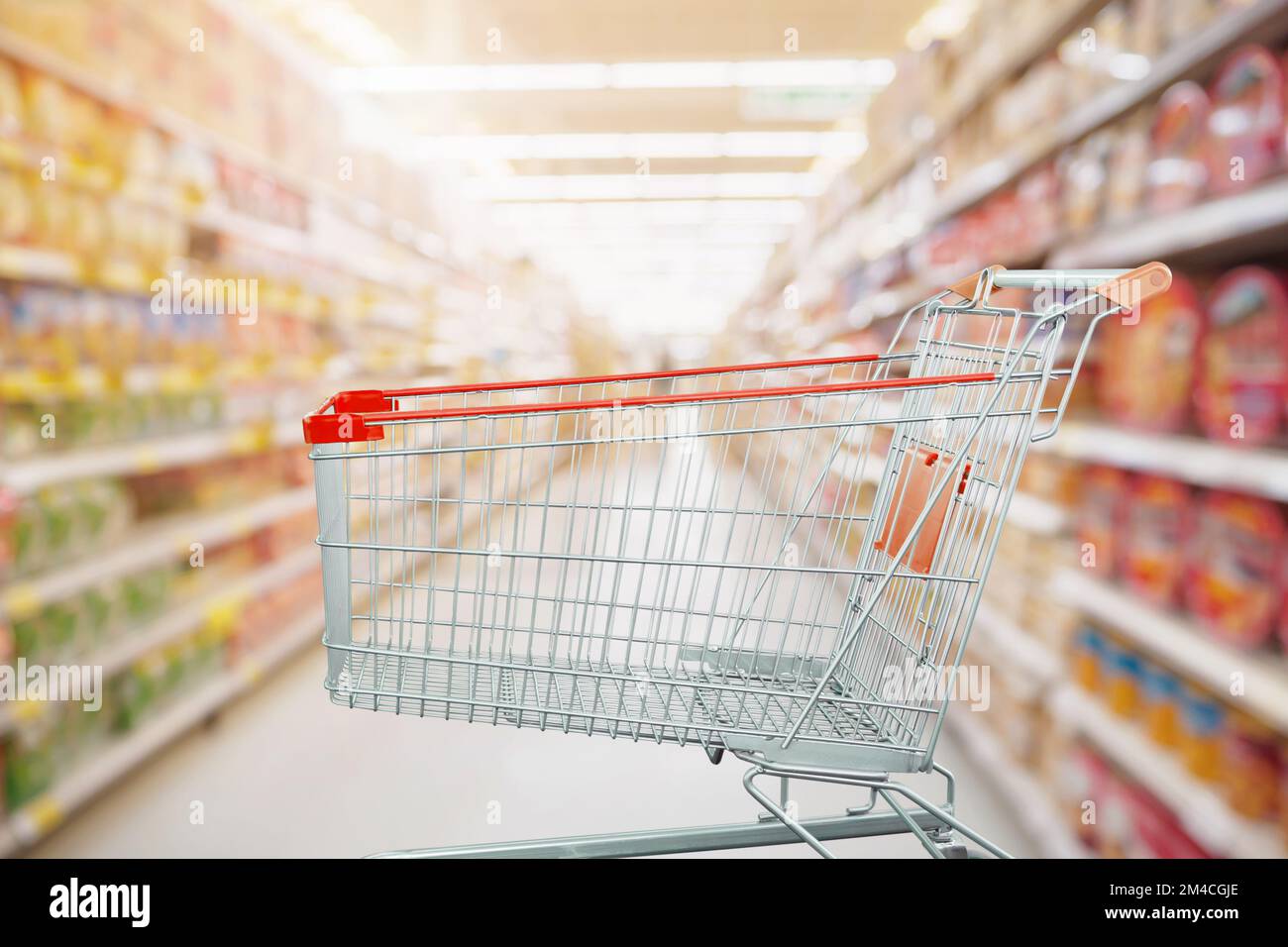 Supermarket Aisle con carrello vuoto al negozio di alimentari al dettaglio concetto di business Foto Stock