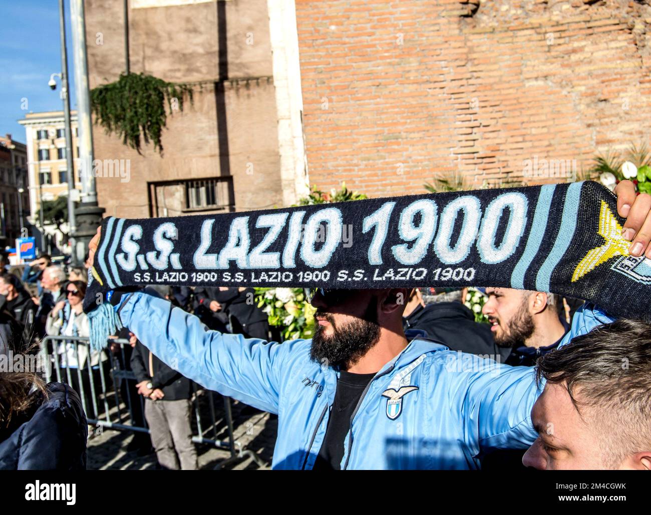 Roma, Italia. 19th Dec, 2022. Migliaia di persone, tra cui tifosi, amici, personaggi del calcio e altri, hanno partecipato ai funerali di Sinisa Mihajlovic a Roma il 19 dicembre 2022. Un ex calciatore serbo e allenatore con cittadinanza italiana che è morto il 16 dicembre quando le sue condizioni di salute peggiorarono. Aveva annunciato in una conferenza stampa del 2019 che aveva contratto una forma di leucemia mieloide acuta, contro la quale combatteva fino al suo ultimo giorno. (Foto di Patrizia CORTELLESSA/Pacific Press/Sipa USA) Credit: Sipa USA/Alamy Live News Foto Stock