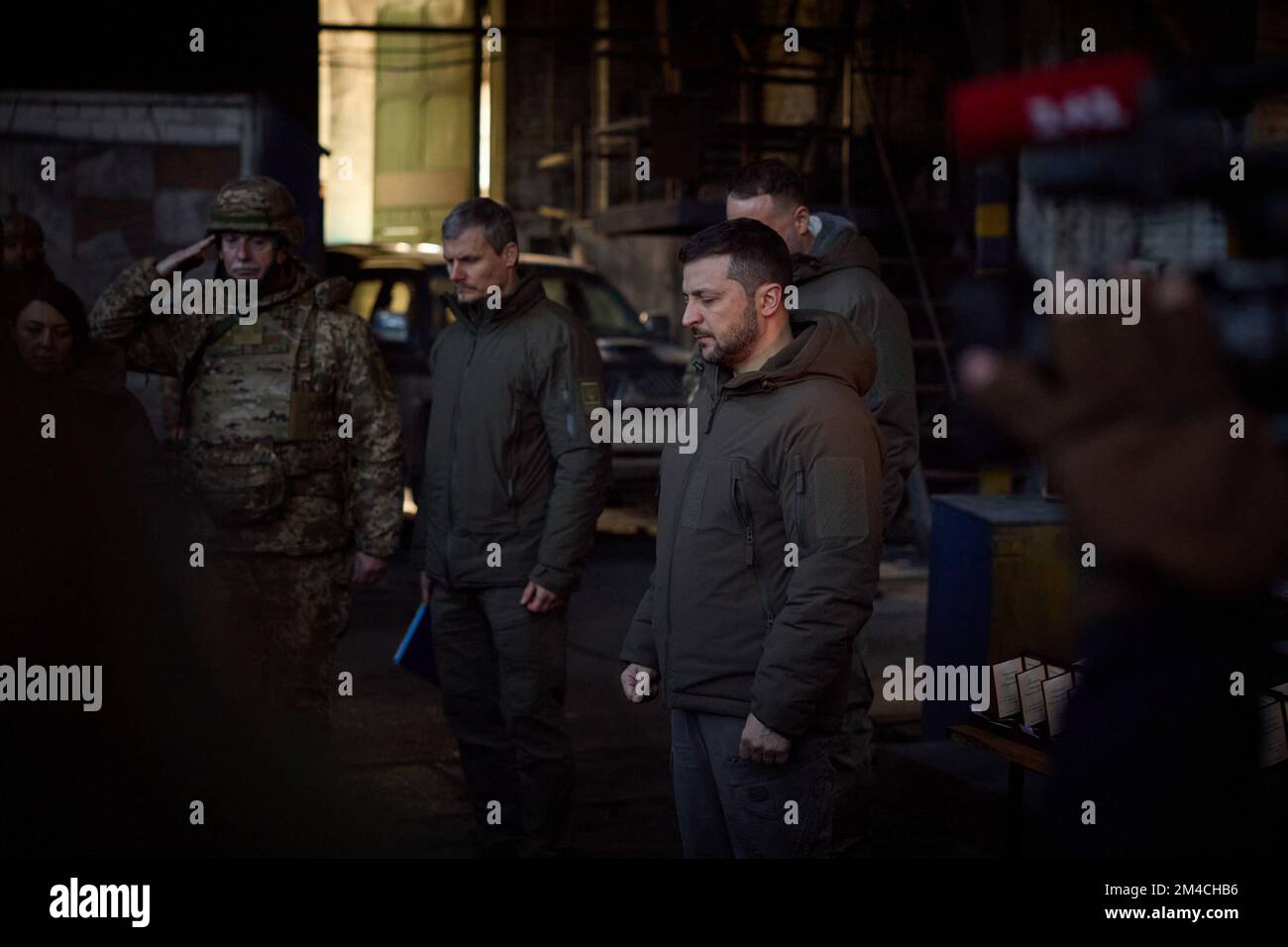 Bakhmut, Ucraina. 20th Dec, 2022. Il presidente ucraino Volodymyr Zelenskyy visita con i soldati ucraini attualmente in difesa della città di Bakhmut durante una visita nella regione di Donetsk in Ucraina il 20 dicembre 2022. Zelenskyy ha ascoltato il rapporto del comandante sulla situazione operativa, il sostegno logistico e le proposte per ulteriori azioni prima di presentare premi statali al personale militare. Foto tramite Ufficio stampa presidenziale ucraino/UPI Credit: UPI/Alamy Live News Foto Stock