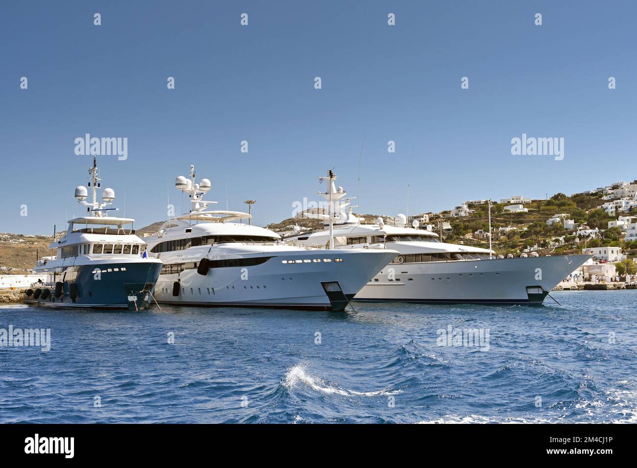 Mykonos, Grecia - 2022 giugno: Yacht di lusso ormeggiati nel porto della città Foto Stock