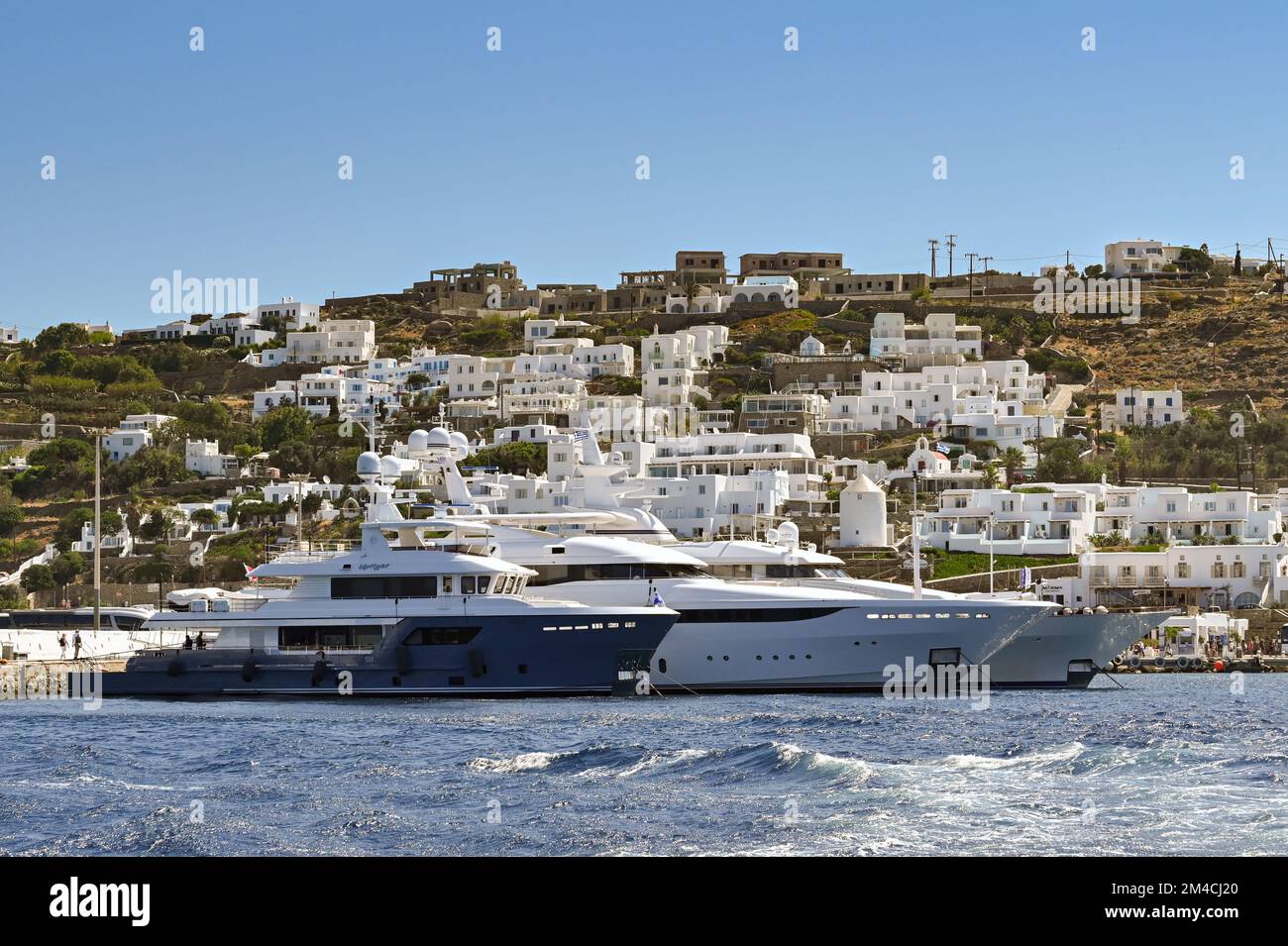 Mykonos, Grecia - 2022 giugno: Yacht di lusso ormeggiati nel porto della città Foto Stock
