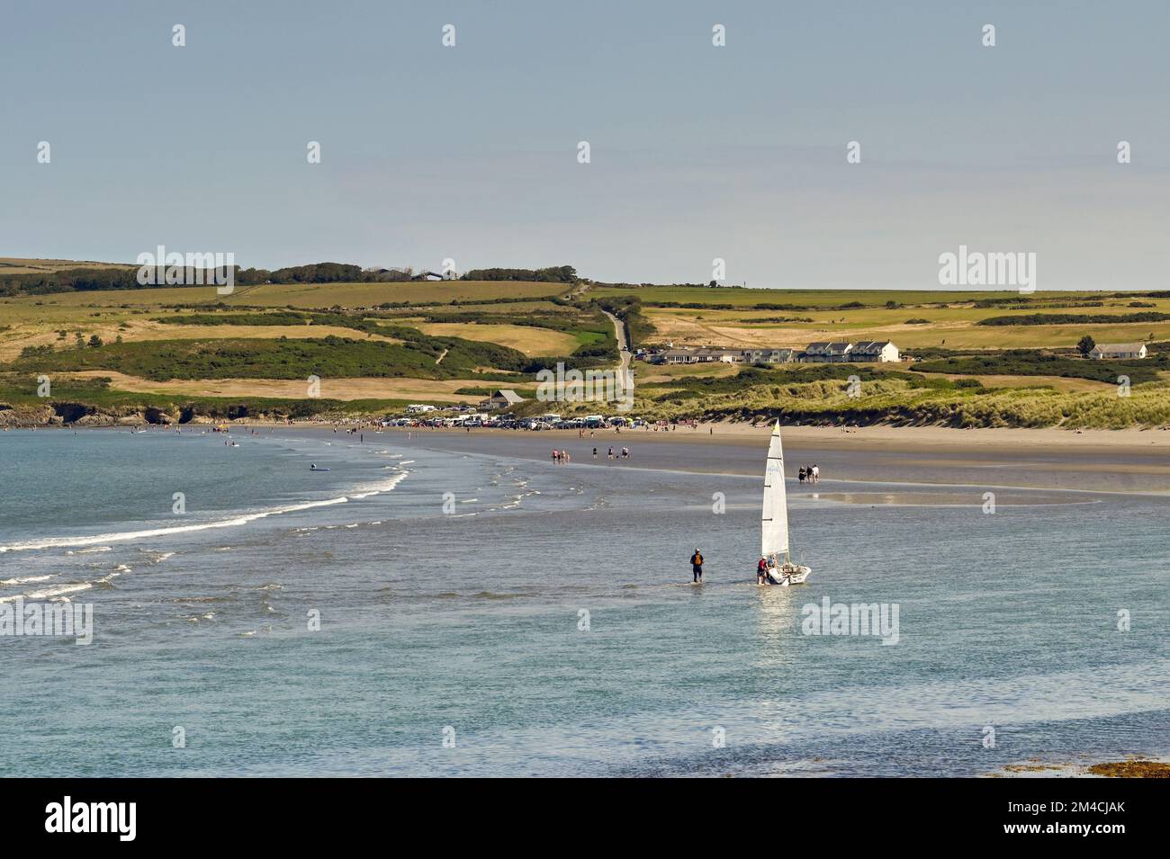 Newport, Pembrokeshire, Galles - 2022 agosto: Vista panoramica della spiaggia con la bassa marea Foto Stock