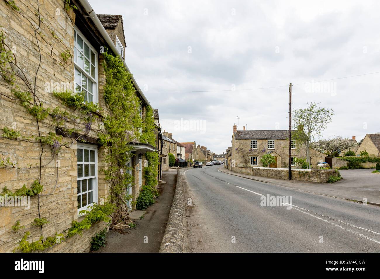 Cottages costruito di pietra Cottswold in Bampton Village. Foto Stock