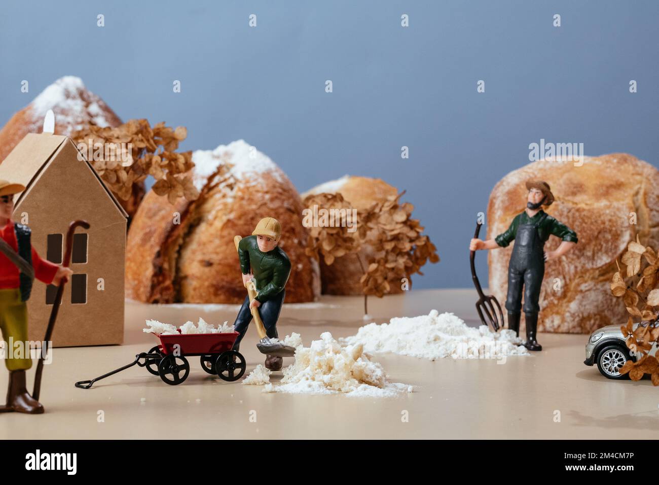 Primo piano persone in miniatura molti lavoratori che lavorano su intero gr Foto Stock