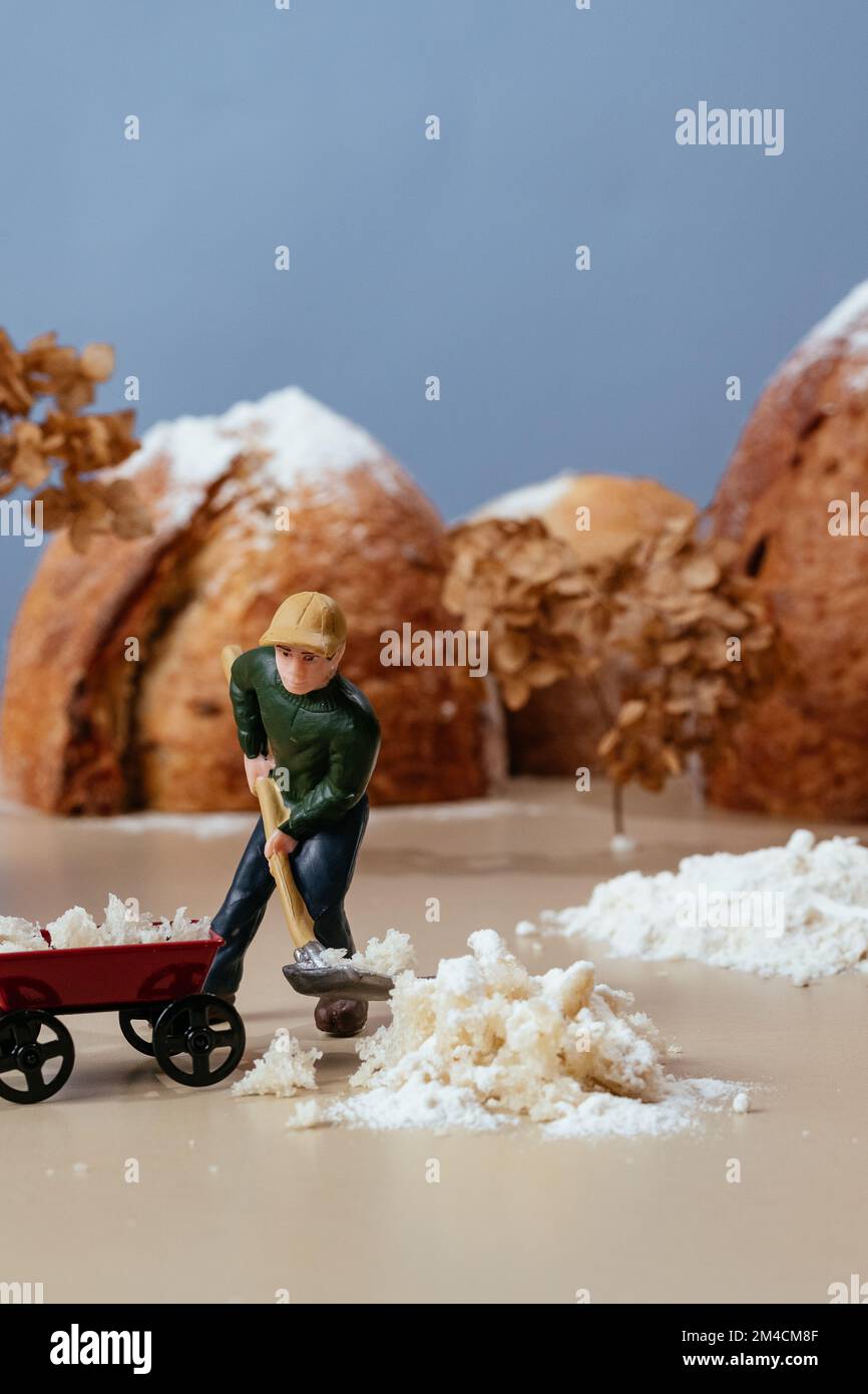 Primo piano persone in miniatura molti lavoratori che lavorano su intero gr Foto Stock