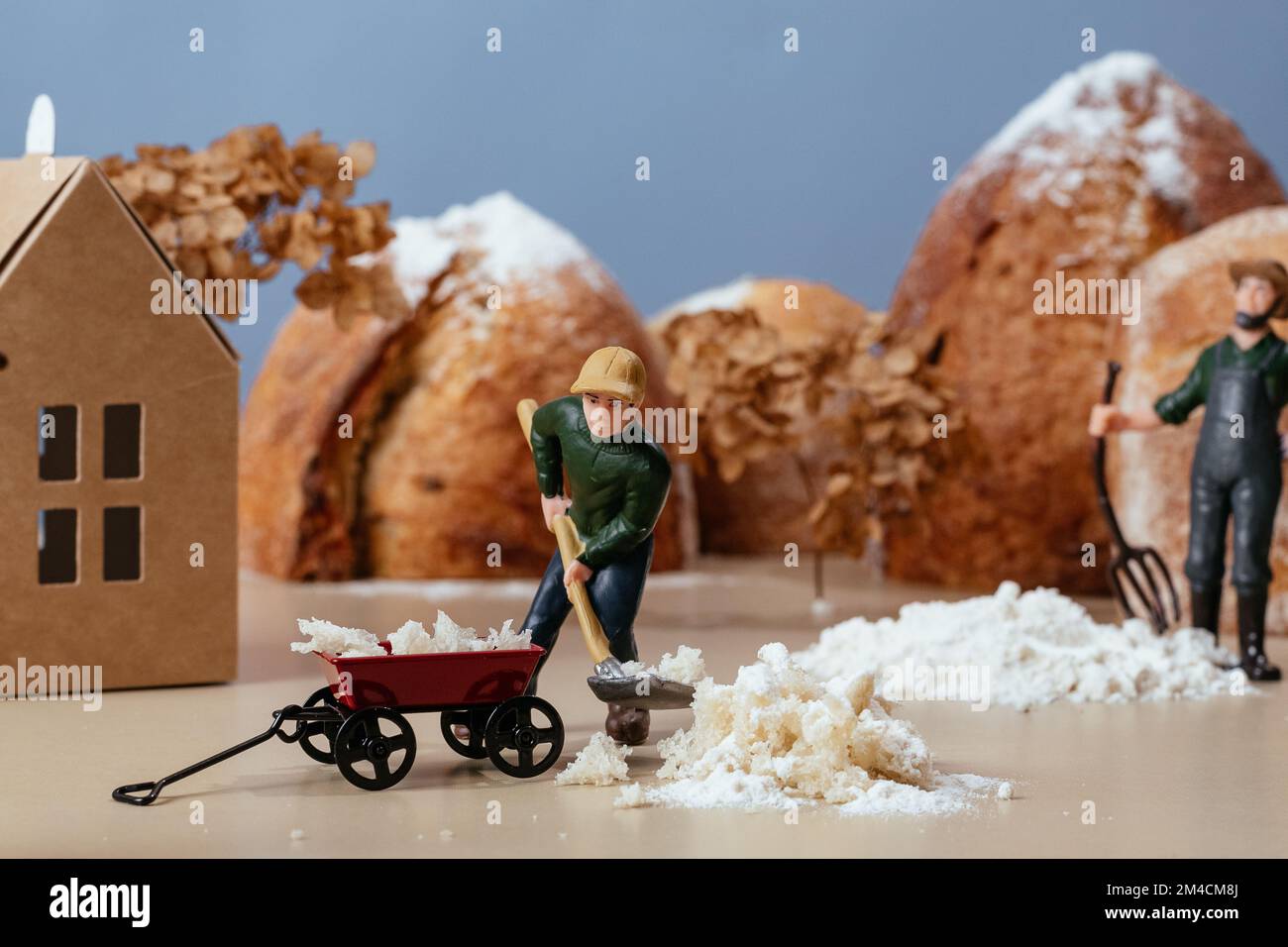 Primo piano persone in miniatura molti lavoratori che lavorano su intero gr Foto Stock