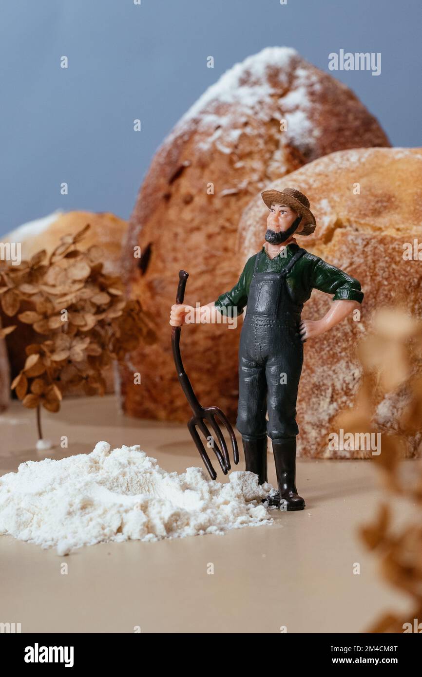 Primo piano persone in miniatura molti lavoratori che lavorano su intero gr Foto Stock