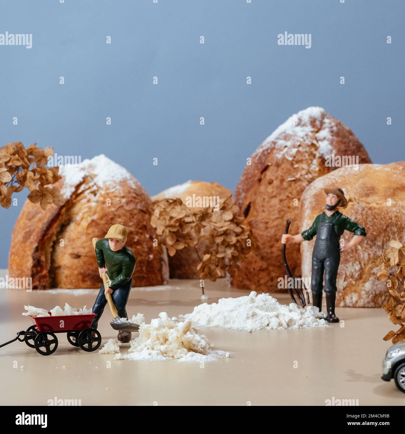 Primo piano persone in miniatura molti lavoratori che lavorano su intero gr Foto Stock