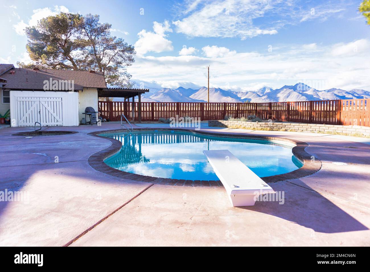 Piscina all'aperto vicino a casa nel deserto Foto Stock