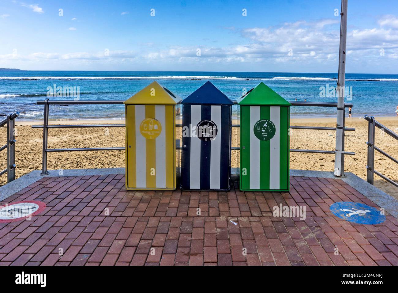 Colorati bidoni di riciclaggio lungo il lungomare di Las Palmas, Gran Canaria. Accettano il riciclaggio di vetro, plastica e sostanze organiche. Foto Stock