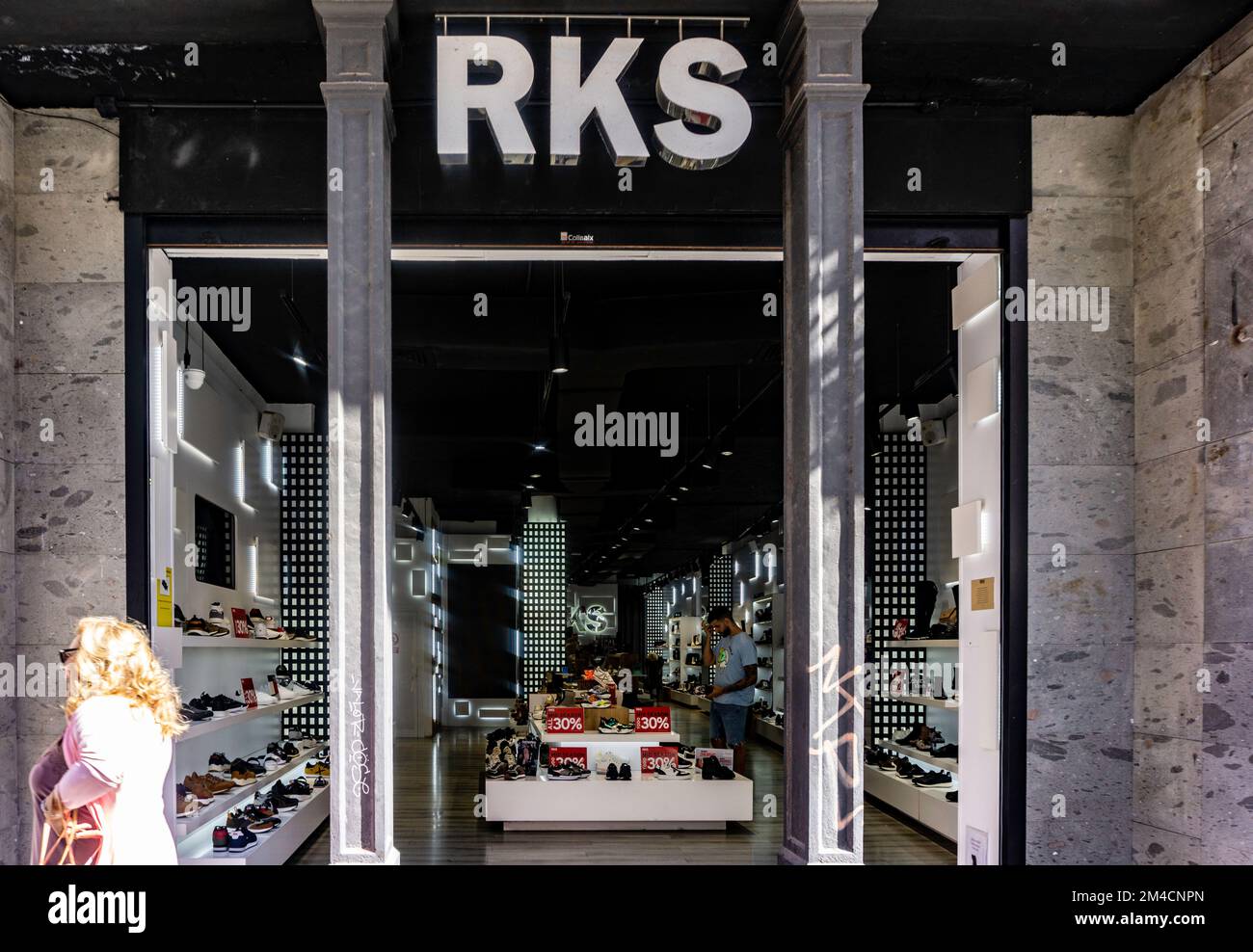 Un negozio di calzature RKS a Las Palmas, Gran Canaria, che serve scarpe da uomo, donna e bambino. Foto Stock