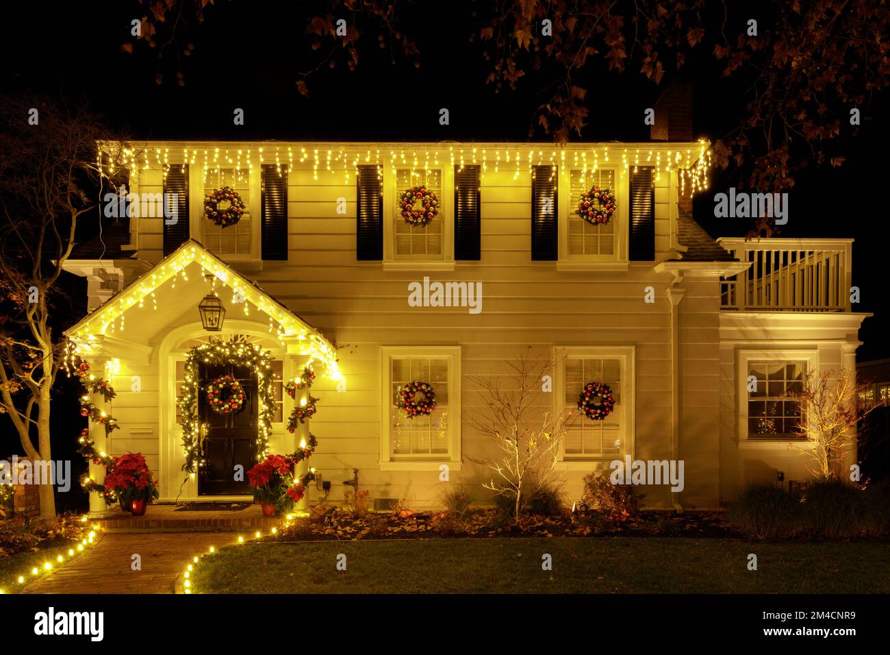 Luci della notte di Natale che decorano Una casa Foto Stock