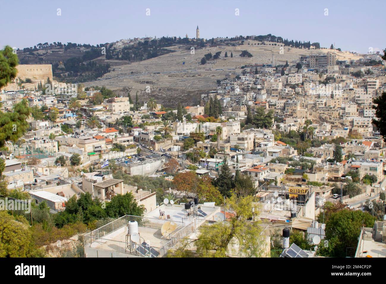 10 novembre 2022 il Monte degli Ulivi a Gerusalemme Israele guardò attraverso la Valle di Hinnom dal sito tradizionale del Palazzo di Caiafas dove Gesù era d Foto Stock