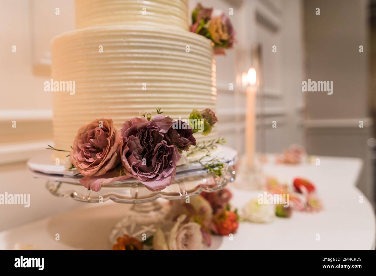 Fotografia del dettaglio di primo piano della torta nuziale con i fiori Foto Stock