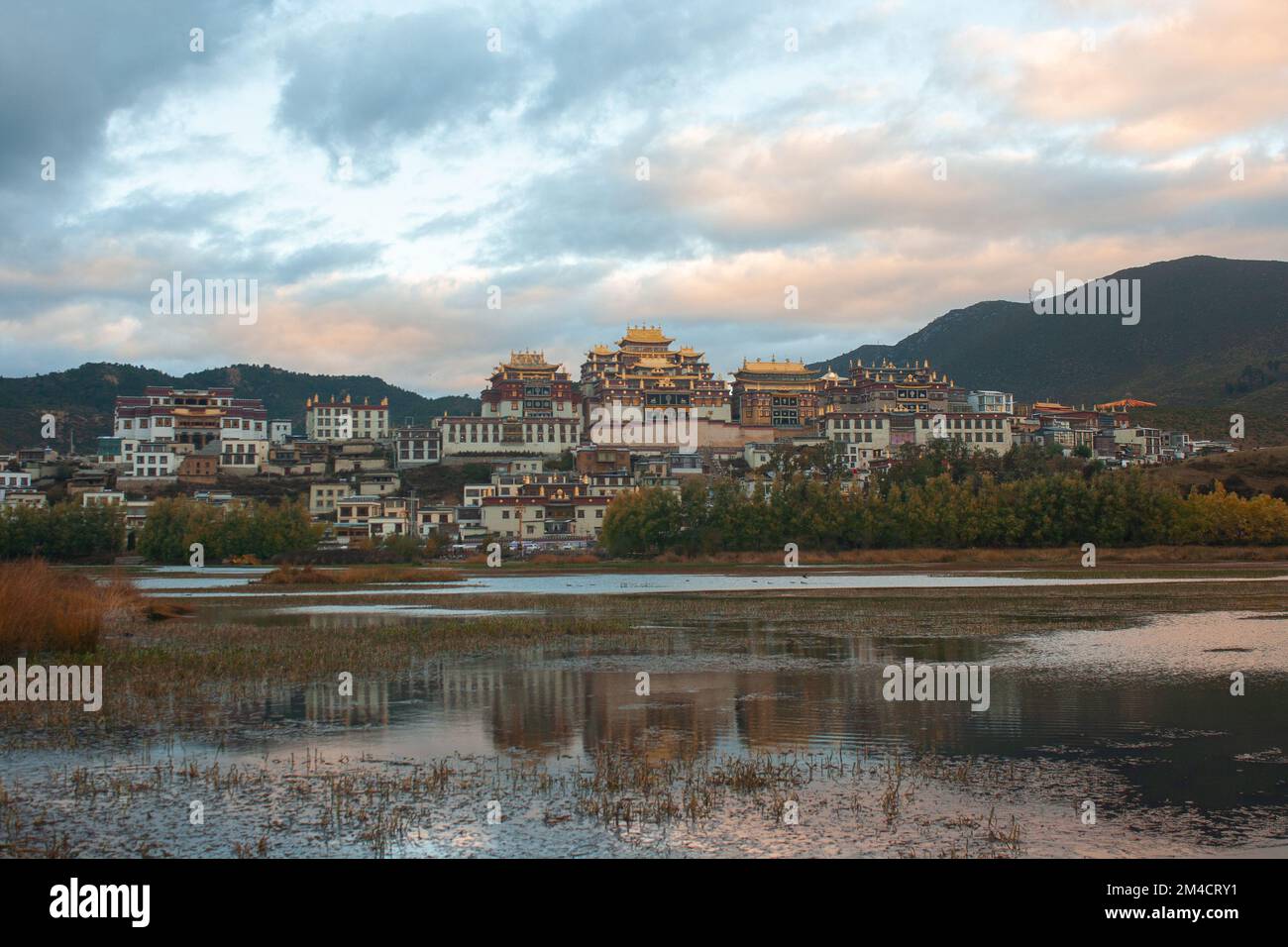 Monastero di Songzanlin a Shangri-la, Prefettura Autonoma Tibetana di Diqing, Yunnan, Cina Foto Stock