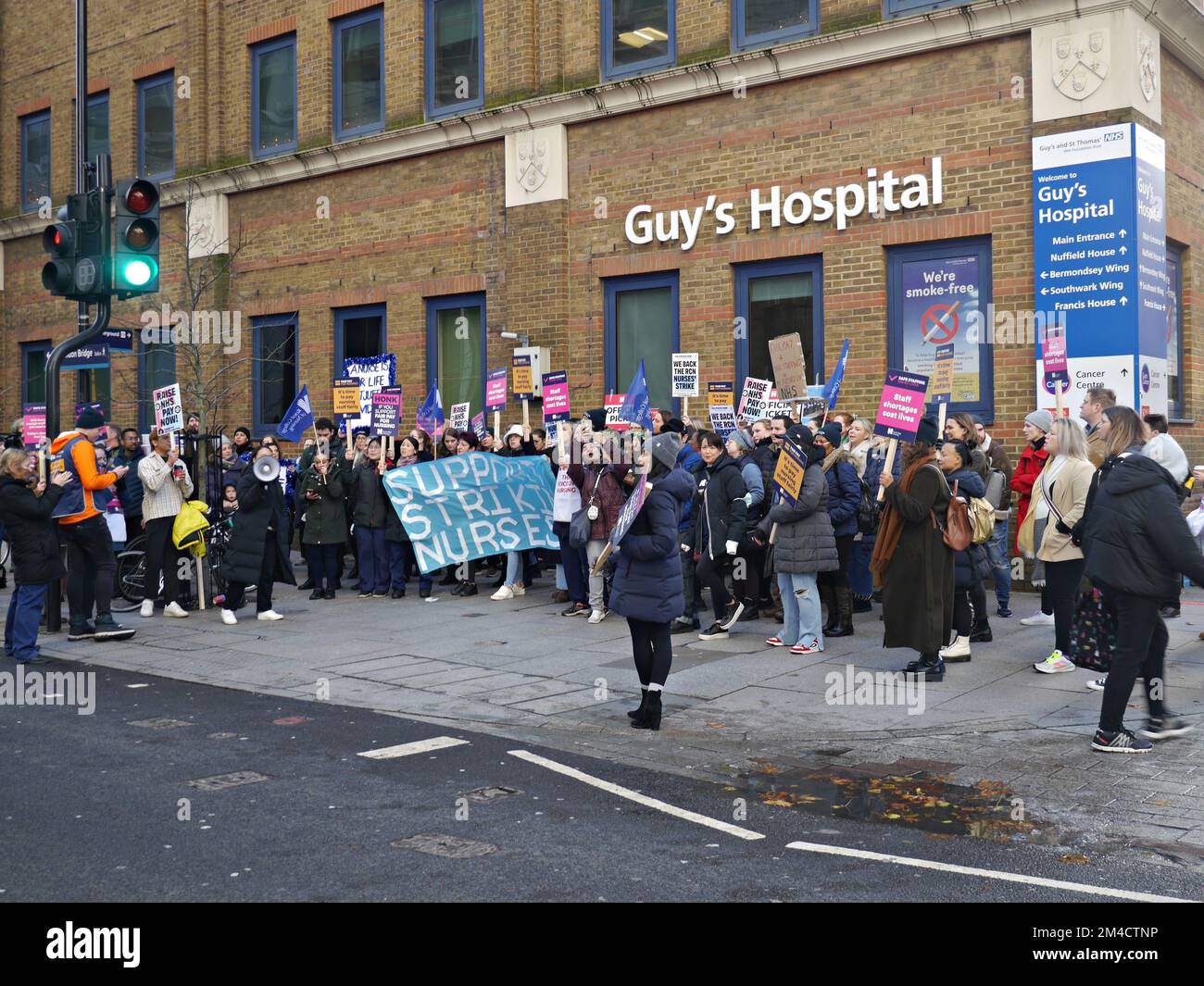 NHS infermieri al di fuori del Guys Hospital protestando per più retribuzione Foto Stock