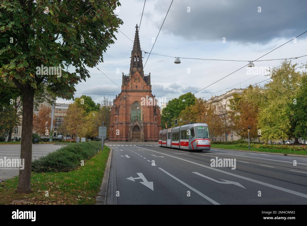 Chiesa Rossa e Tram di Brno - Brno, Repubblica Ceca Foto Stock