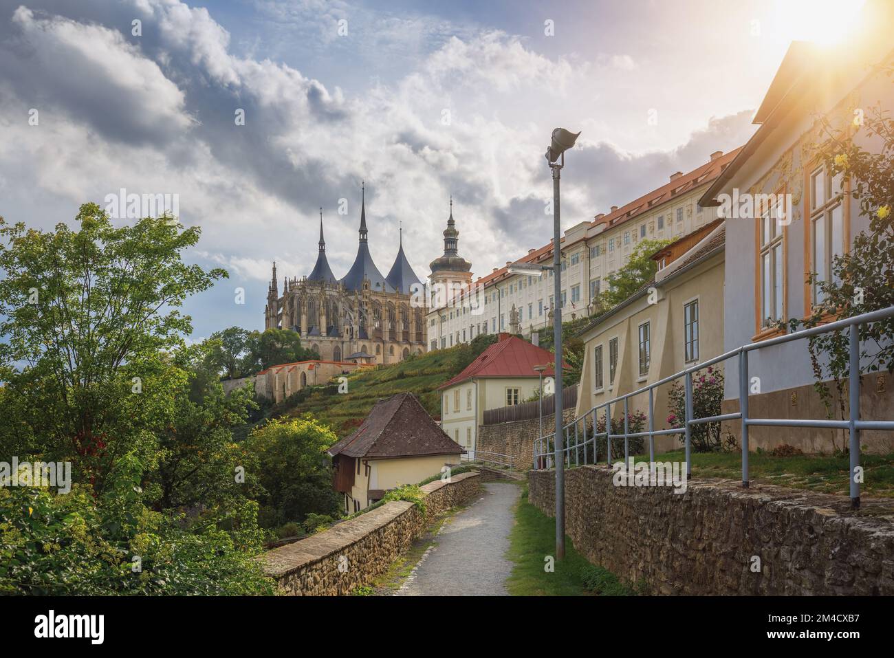 Vista su Kutna Hora con la Cattedrale di San Barbara e il Collegio dei Gesuiti - Kutna Hora, Repubblica Ceca Foto Stock