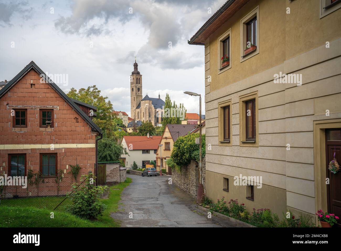 Vista di Kutna Hora con le case e la chiesa di San Giacomo - Kutna Hora, Repubblica Ceca Foto Stock