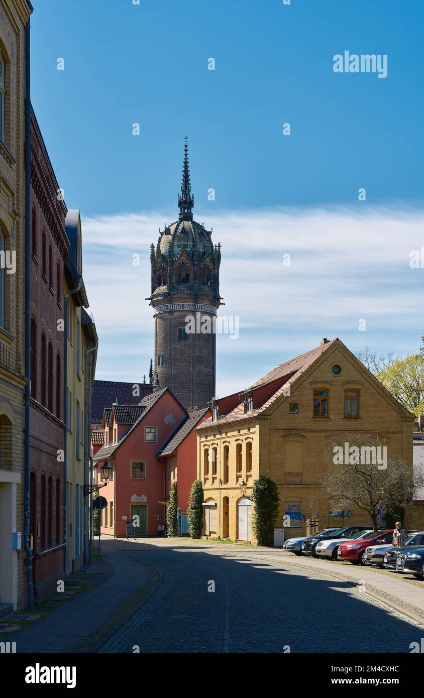 Vicolo nel centro storico di Wittenberg. Sullo sfondo la torre della Schlosskirche, chiesa del castello Foto Stock