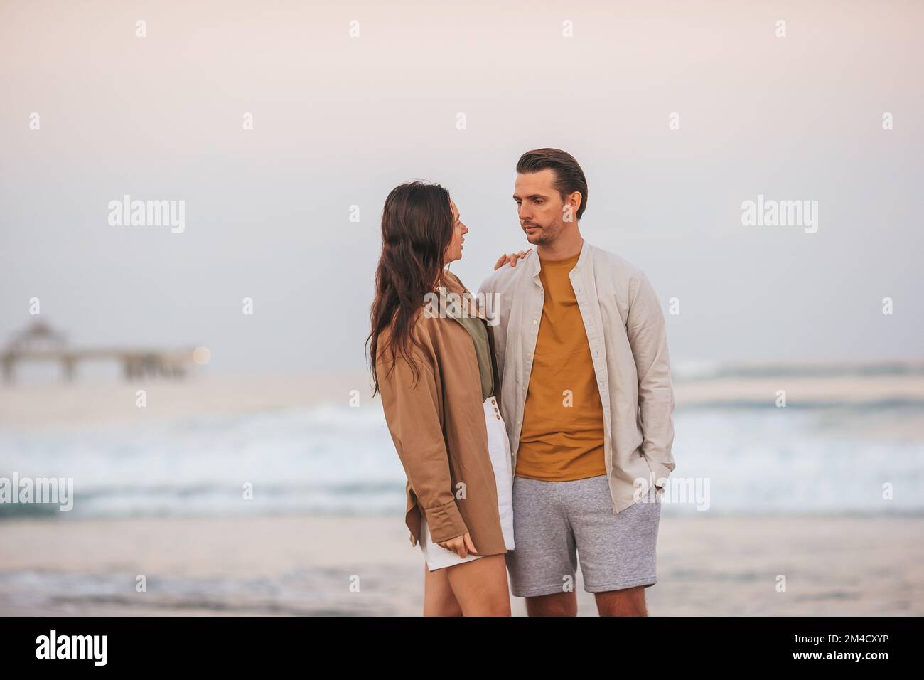 Una giovane coppia trascorre del tempo insieme in spiaggia Foto Stock