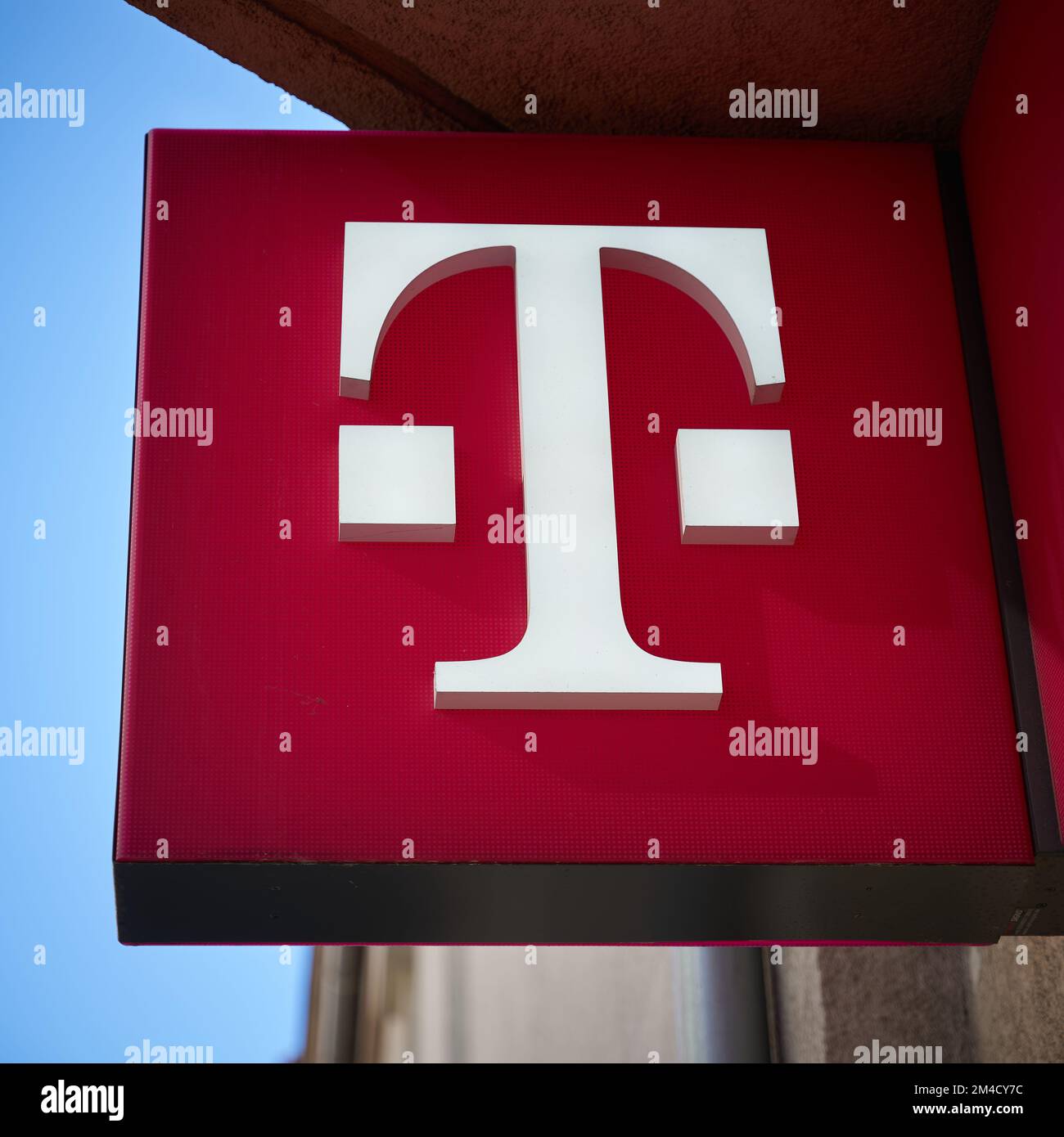 Segno illuminato di una filiale Telekom nel centro della città di Swinoujscie in Polonia Foto Stock