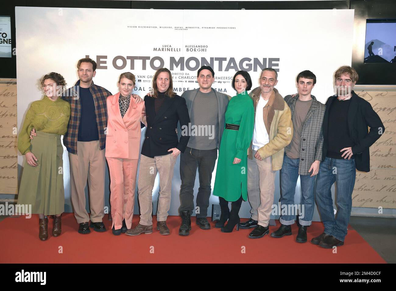 Roma, Italia. 19th Dec, 2022. Elisabetta Mazzullo, Alessandro Borghi, Luca Marinelli, Elena Lietti, Filippo Timi, Andrea Palma, scrittore italiano Paolo Cognetti, direttori italiani Charlotte Vandermeersch e Felix Van Groningen, partecipa il 19 dicembre 2022 a Roma allo Space moderno Cinema “le otto Montagne Photocall”. Credit: dpa/Alamy Live News Foto Stock