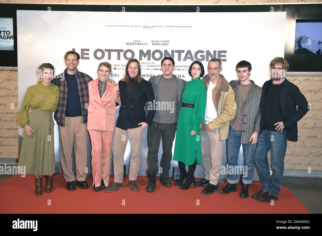 Roma, Italia. 19th Dec, 2022. Elisabetta Mazzullo, Alessandro Borghi, Luca Marinelli, Elena Lietti, Filippo Timi, Andrea Palma, scrittore italiano Paolo Cognetti, direttori italiani Charlotte Vandermeersch e Felix Van Groningen, partecipa il 19 dicembre 2022 a Roma allo Space moderno Cinema “le otto Montagne Photocall”. Credit: dpa/Alamy Live News Foto Stock
