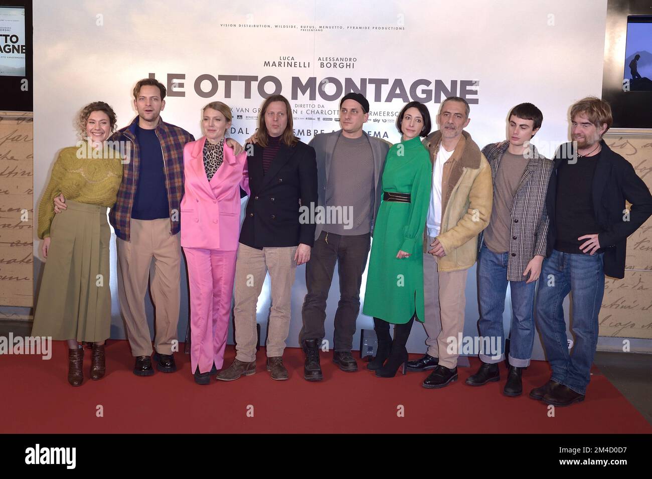 Roma, Italia. 19th Dec, 2022. Elisabetta Mazzullo, Alessandro Borghi, Luca Marinelli, Elena Lietti, Filippo Timi, Andrea Palma, scrittore italiano Paolo Cognetti, direttori italiani Charlotte Vandermeersch e Felix Van Groningen, partecipa il 19 dicembre 2022 a Roma allo Space moderno Cinema “le otto Montagne Photocall”. Credit: dpa/Alamy Live News Foto Stock