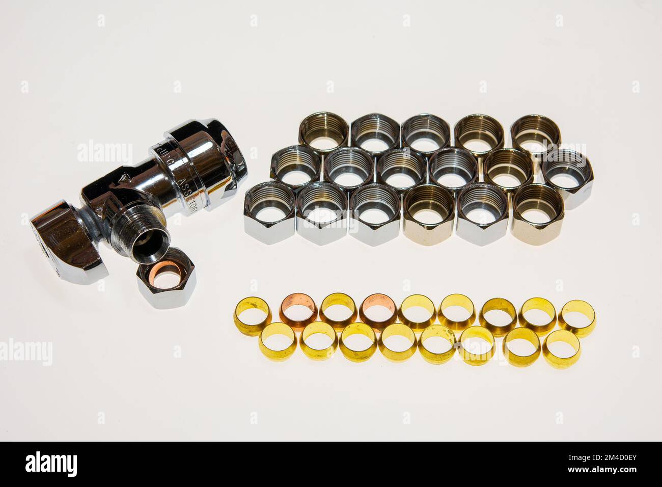 Gruppo di guarnizioni in bronzo e dadi filettati per rubinetti di tubazioni dell'acqua Foto Stock