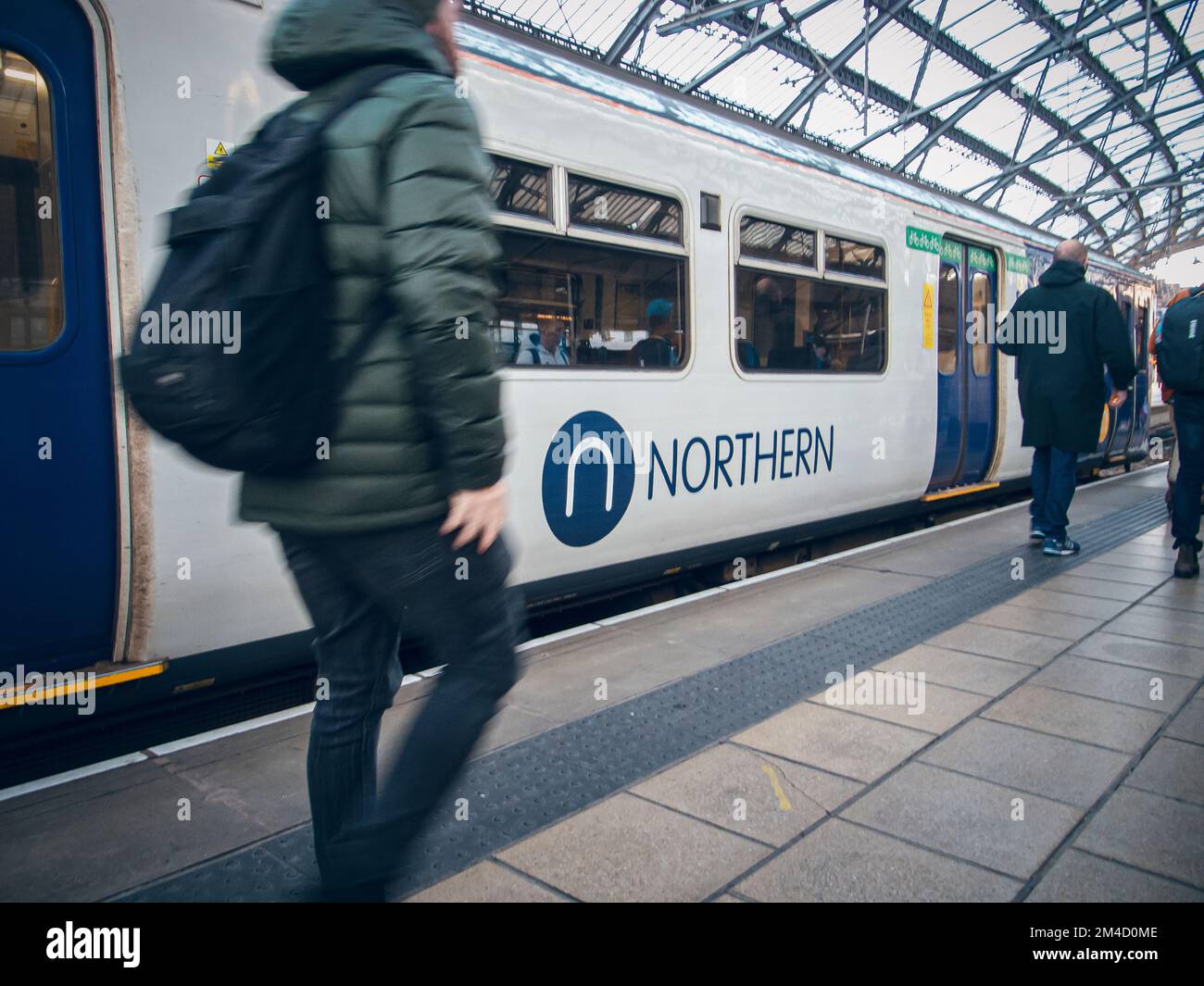 Treni Northern Railway e passeggeri a Liverpool. Foto Stock