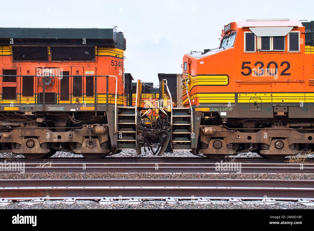 Gillette, Wyoming - 23 gennaio 2021: Due vetture a motore del treno attaccate su una ferrovia a Gillette, Wyoming. Foto Stock