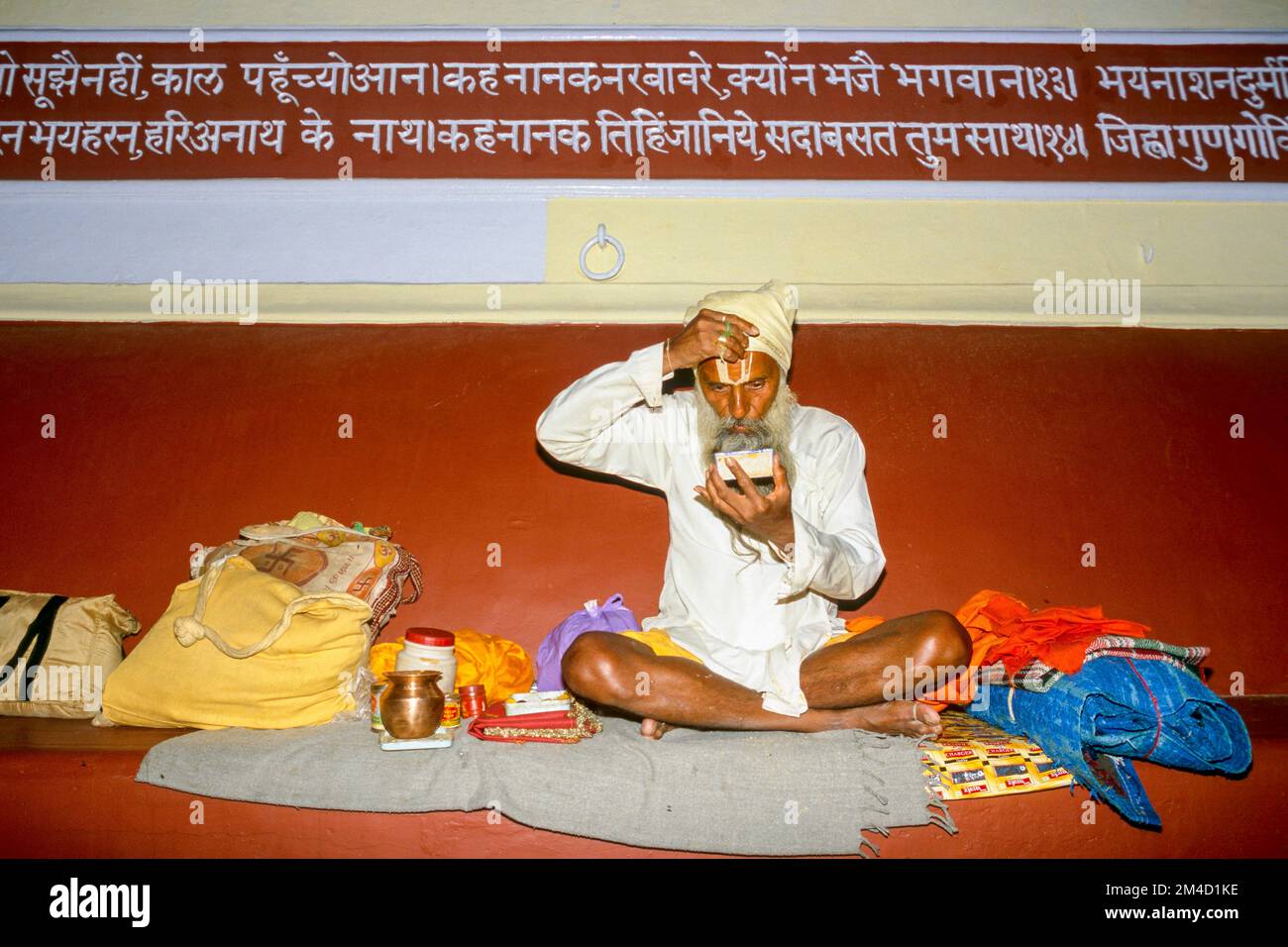 Pittura Rama-Sadhu una fresca tilak sulla sua fronte sul ghats di Rishikesh Foto Stock