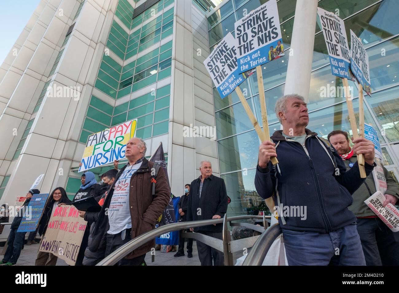 Londra, Regno Unito. 20 Dec 2022. Infermieri altri membri del personale del NHS, attivisti e sostenitori tengono un raduno fuori dall'University College Hospital e poi si dirigono verso Downing Street chiedendo al governo di negoziare una retribuzione equa per gli infermieri e fornire una migliore sicurezza per i pazienti. Dicono che il governo dovrebbe smettere di mettere a repentaglio l'NHS e privatizzarlo, ripristinando invece un servizio sanitario dotato di personale adeguato e dotato di risorse. Peter Marshall/Alamy Live News Foto Stock