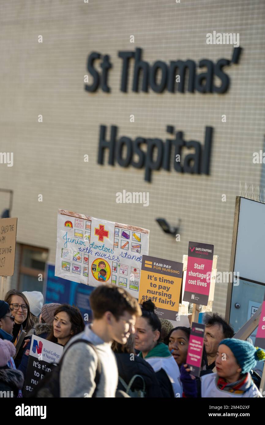 Londra, Regno Unito. 20th Dec, 2022. NHS Nurses Strike, St Thomas Hospital London UK Credit: Ian Davidson/Alamy Live News Foto Stock