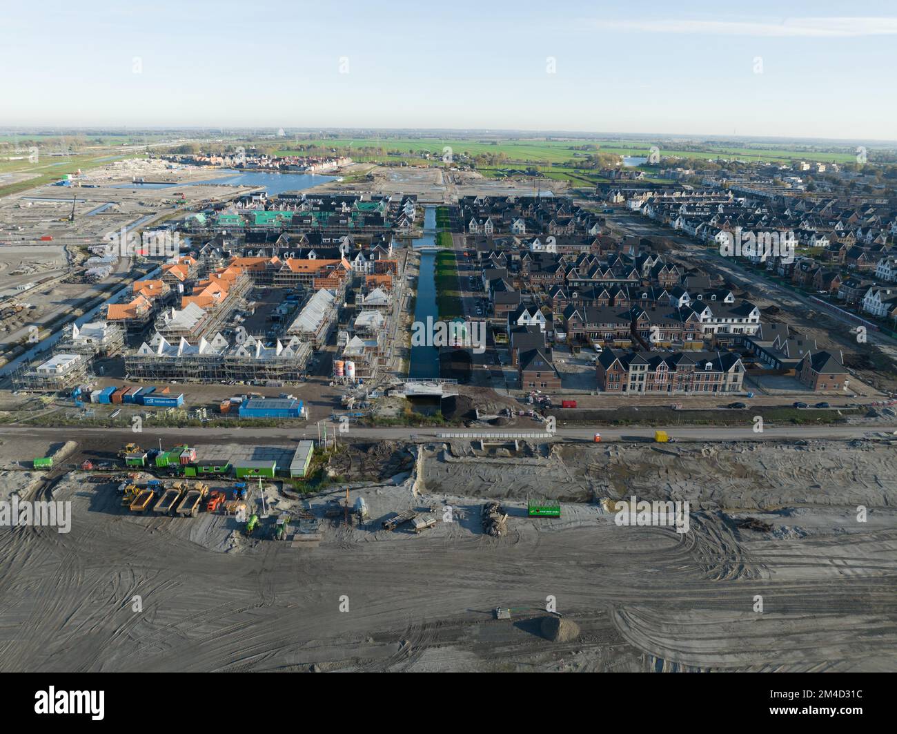 Weesp, 13th novembre 2022, Paesi Bassi. Costruzione di Weespersluis ampio e verde paesaggio residenziale. Parchi, area giochi. corsi d'acqua Foto Stock