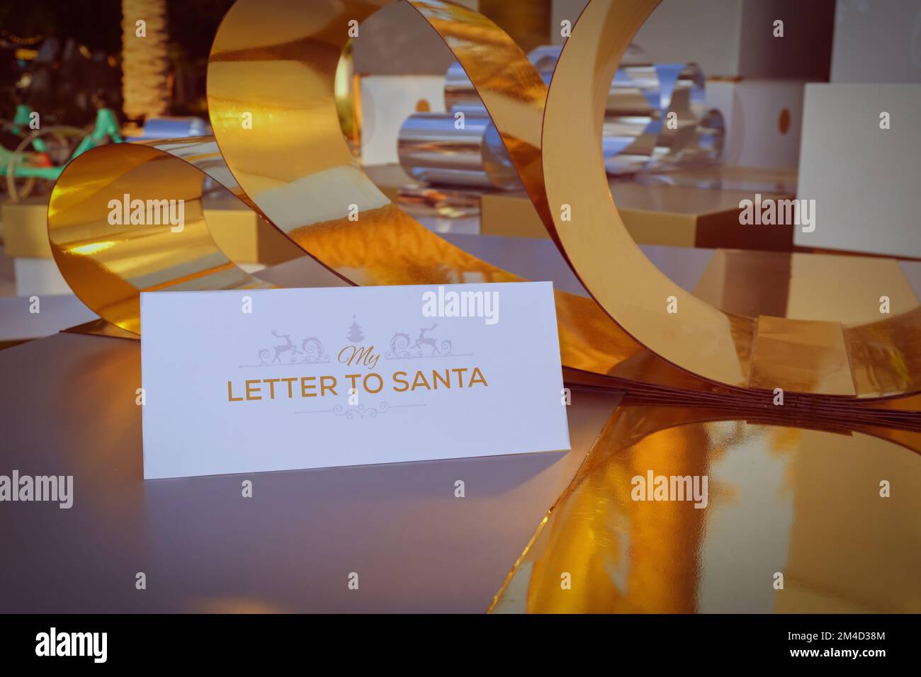 Lettera a Babbo Natale su sfondo decorazione di Natale. Lettera vintage alla cartolina di Babbo Natale. Foto Stock