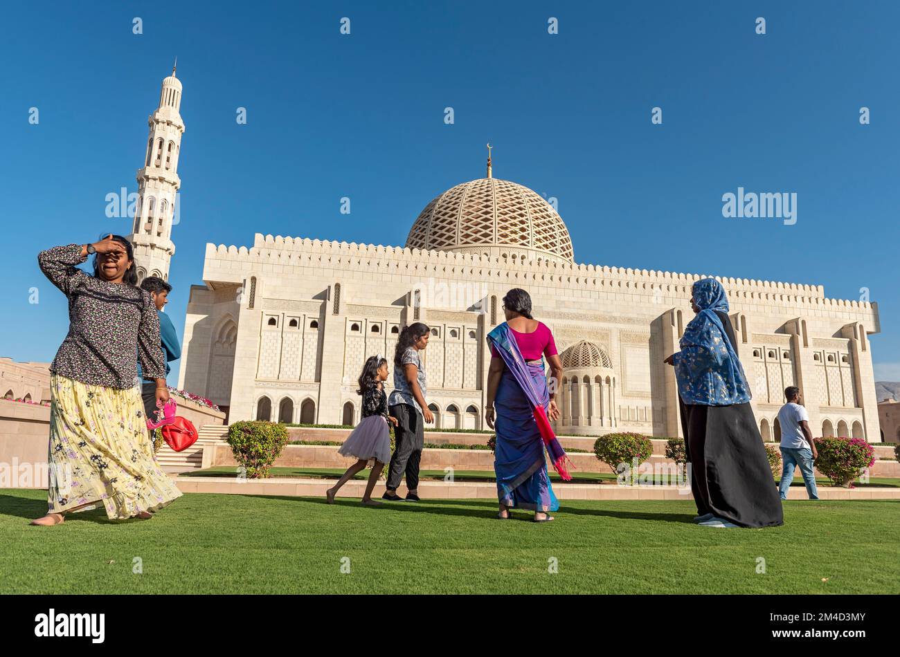 Famiglia indiana in visita Sultan Qaboos Grande Moschea, Muscat, Oman Foto Stock