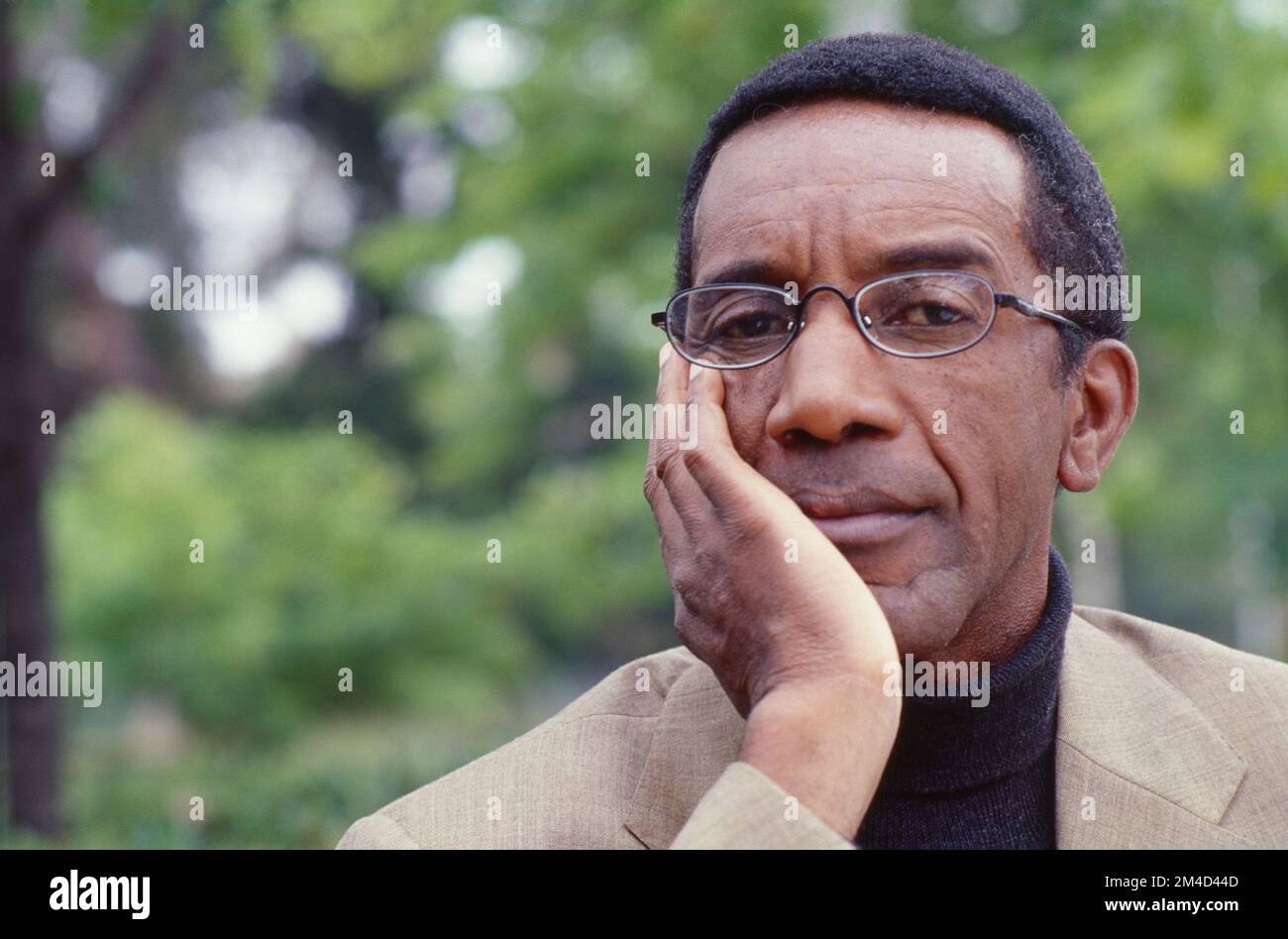 Primo piano di un uomo più anziano afro-americano con gli occhiali che guardano seri Foto Stock