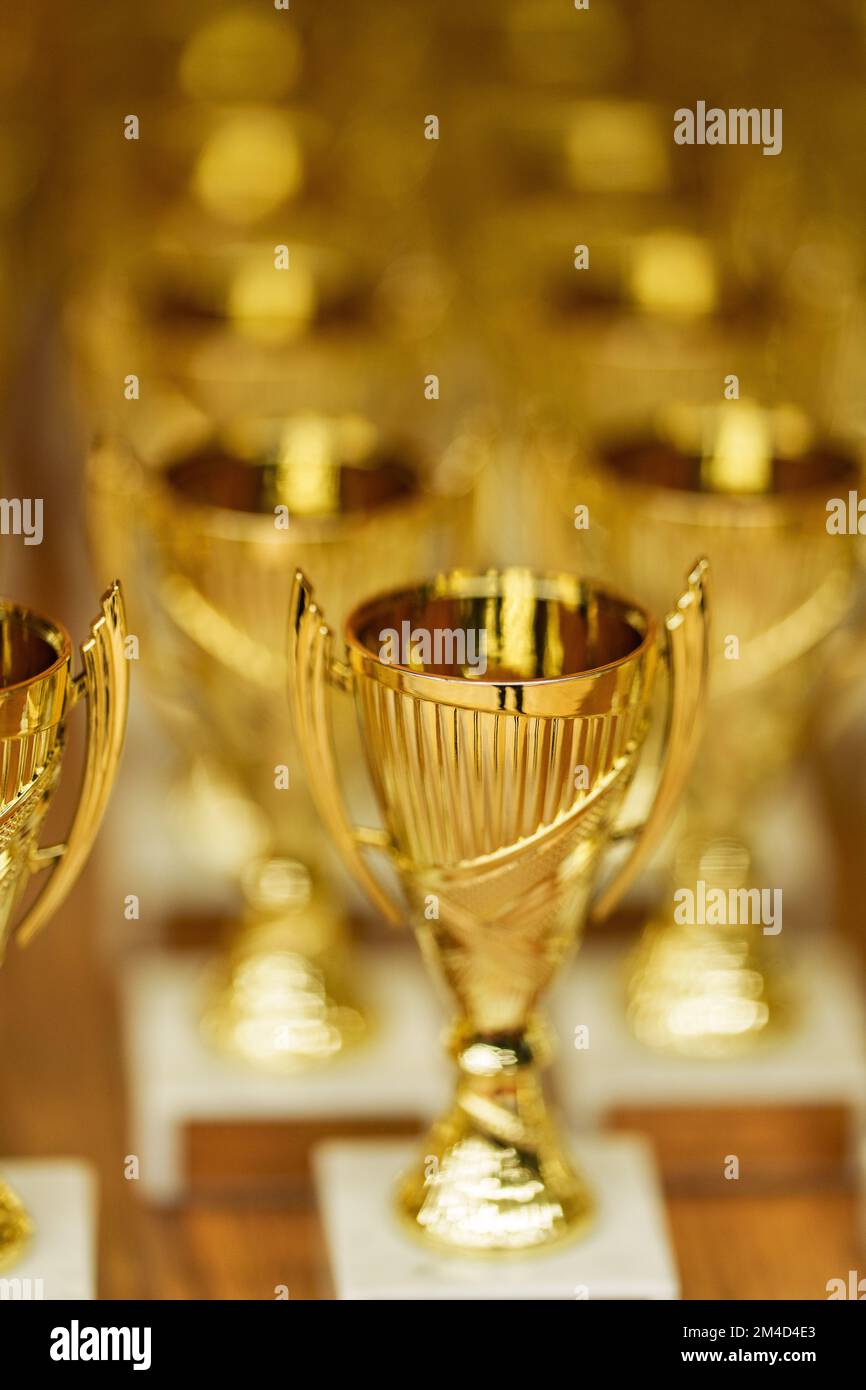 un sacco di coppe d'oro che premiano i vincitori Foto Stock