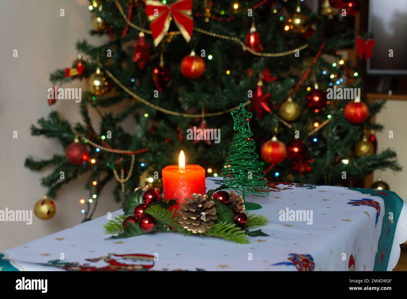 Decorazioni natalizie sul tavolo nel soggiorno. Albero di Natale, luci di natale. Foto Stock