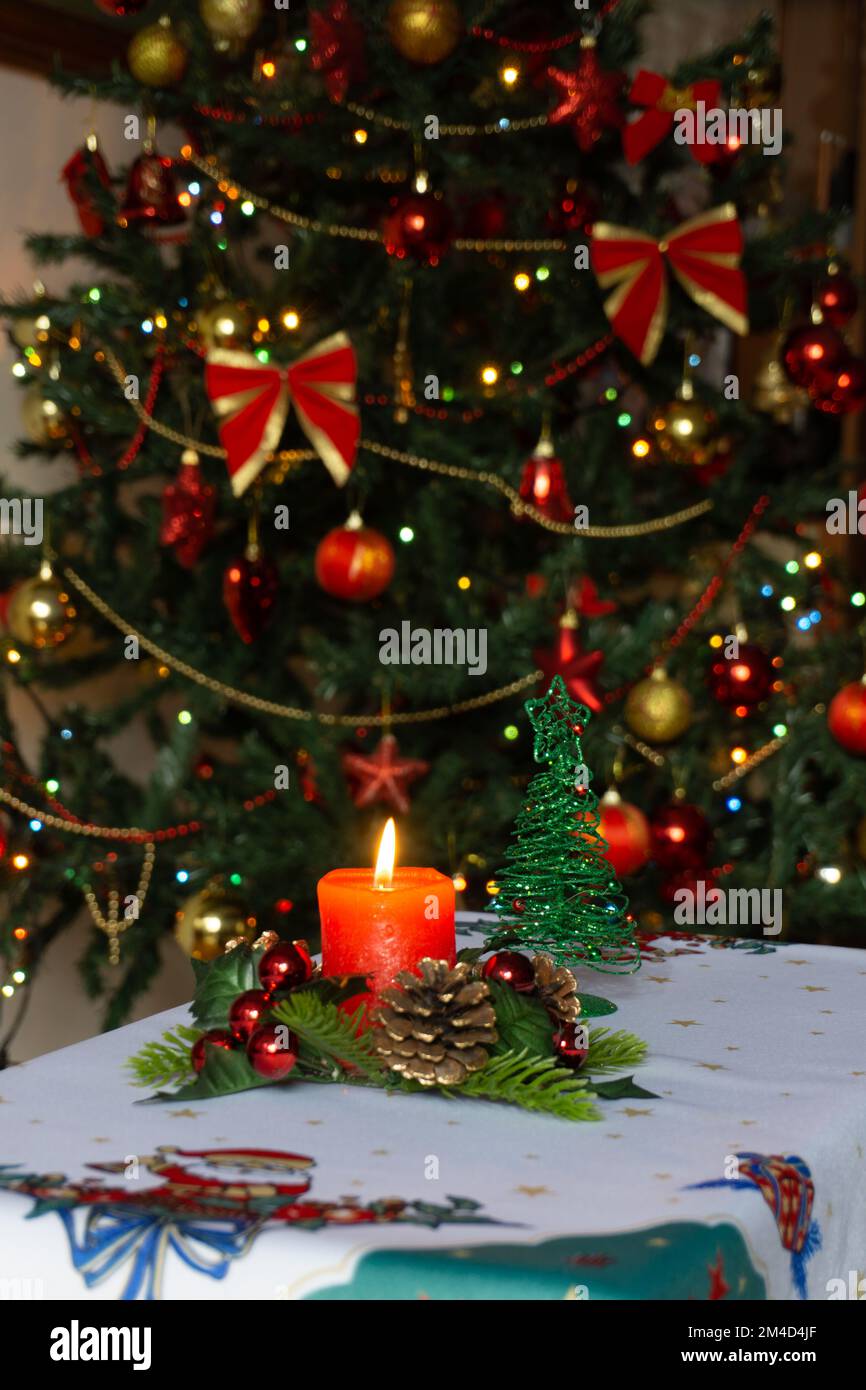 Decorazioni natalizie sul tavolo nel soggiorno. Albero di Natale, luci di natale. Foto Stock