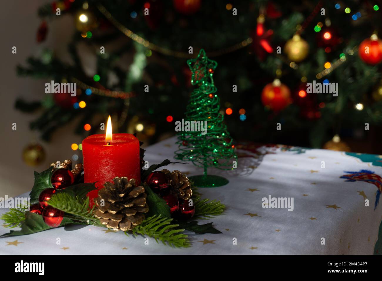 Decorazioni natalizie sul tavolo nel soggiorno. Albero di Natale, luci di natale. Foto Stock