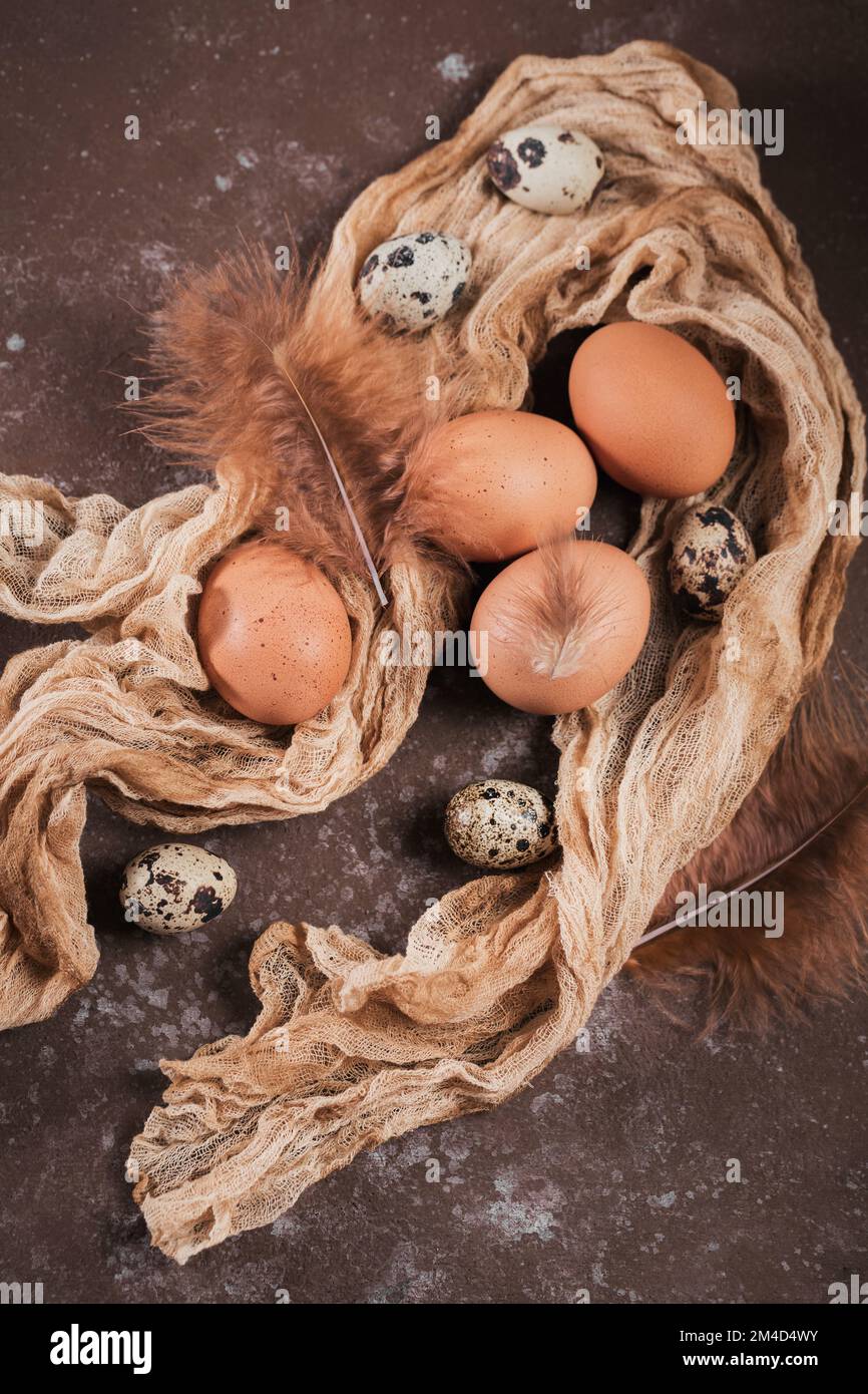 Buono Pasqua con uova di colore naturale Foto Stock
