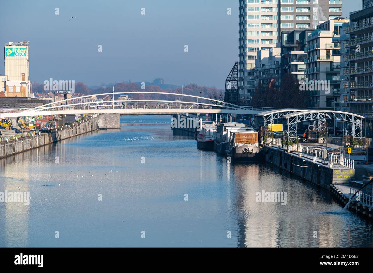 Molenbeek, Brussels Capital Region, Belgio - 12 17 2022 - Vista sul canale del Mare di Scheldt, barche e condomini contemporanei Foto Stock