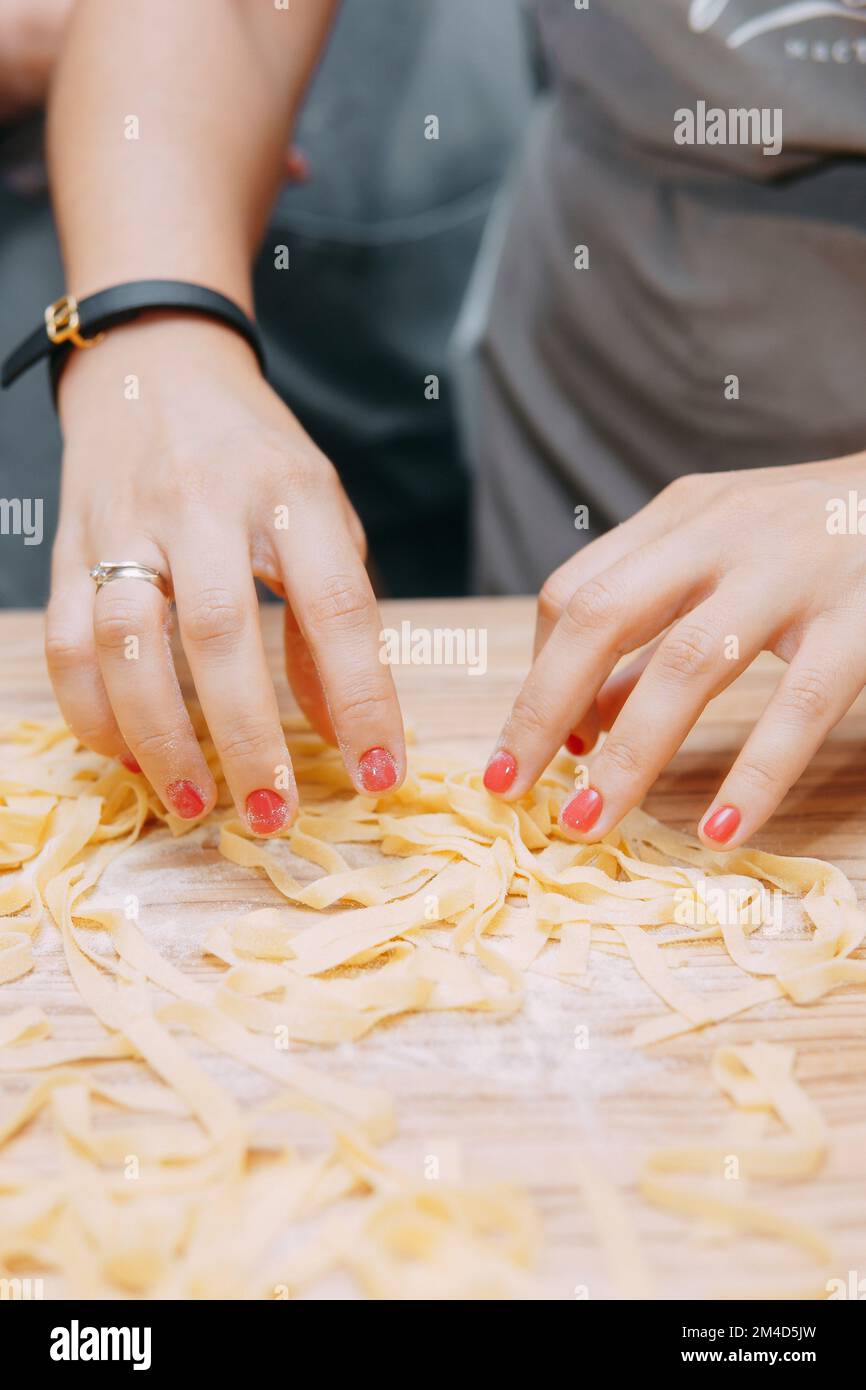 Cucinare la pasta fatta in casa con le proprie mani. Cucinare la pasta in una lezione di cucina. Foto Stock